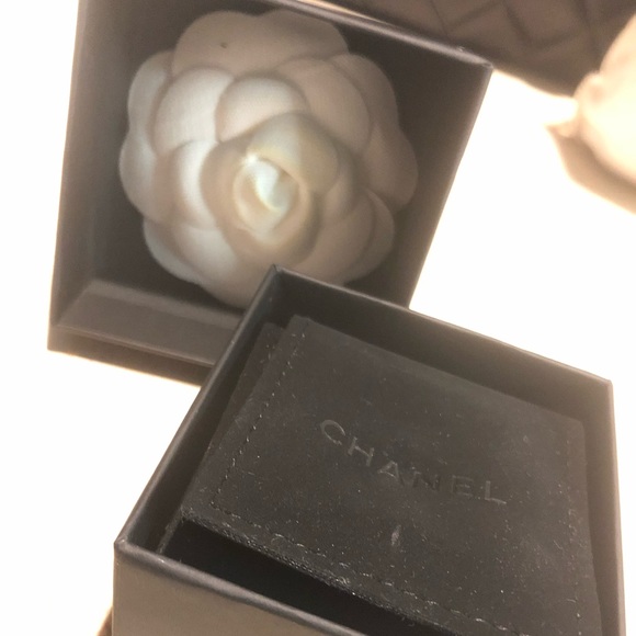 Authentic Chanel CC logo Stud logo earrings - Picture 2 of 5